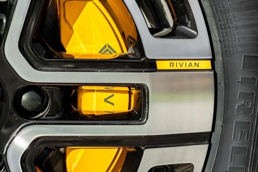 2023 Rivian R1S - Image 21 of 31