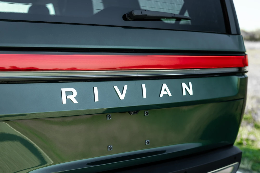 2023 Rivian R1S - Image 16 of 31