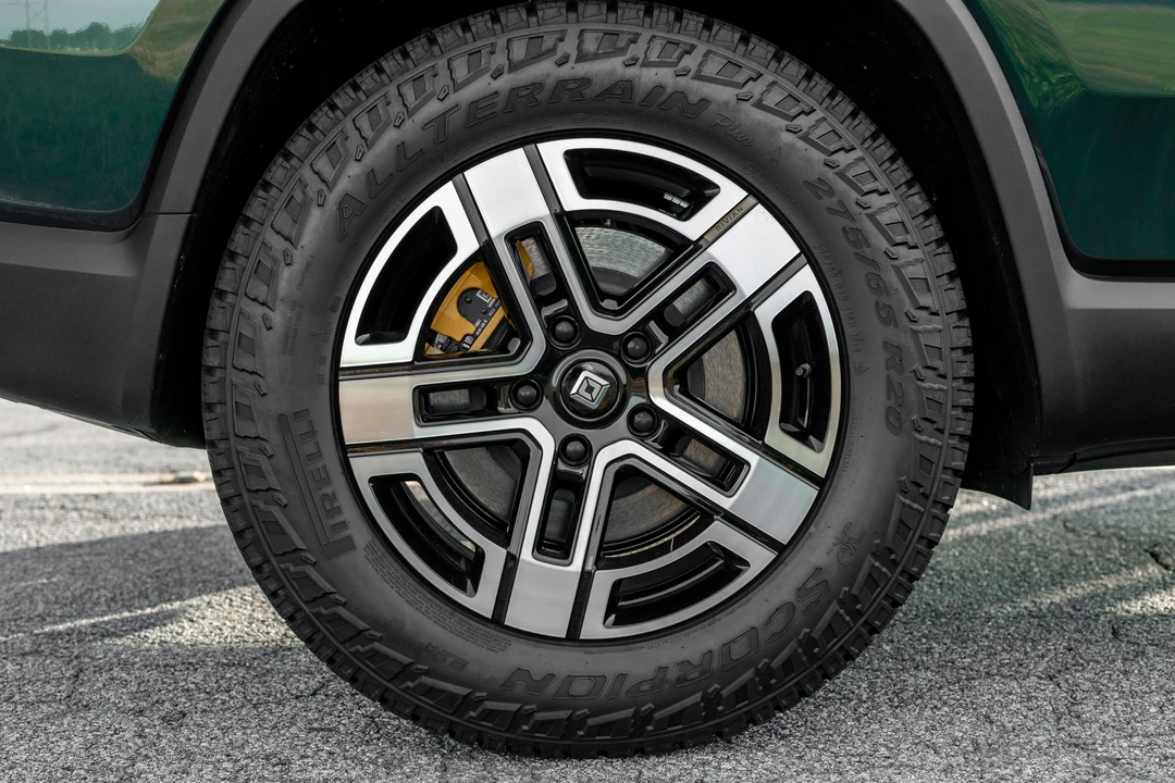 2023 Rivian R1S - Image 19 of 31