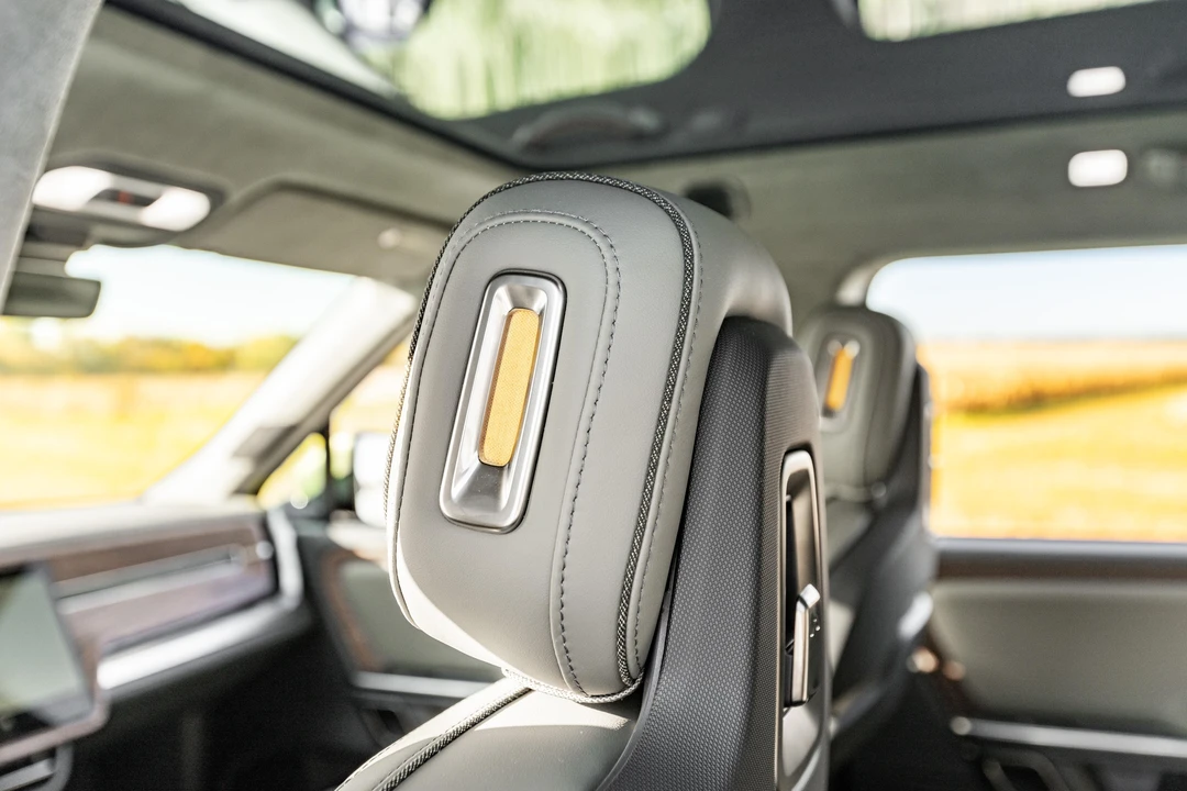 2023 Rivian R1S - Image 26 of 31