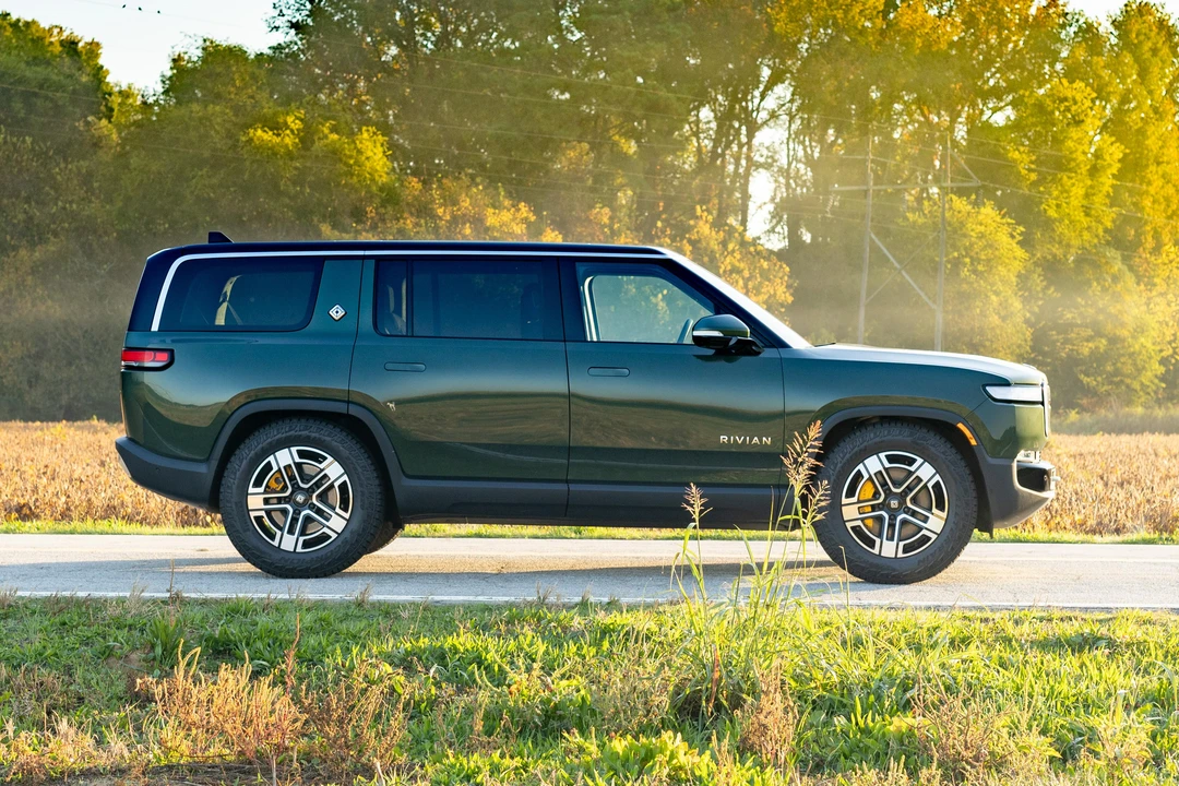 2023 Rivian R1S - Image 8 of 31