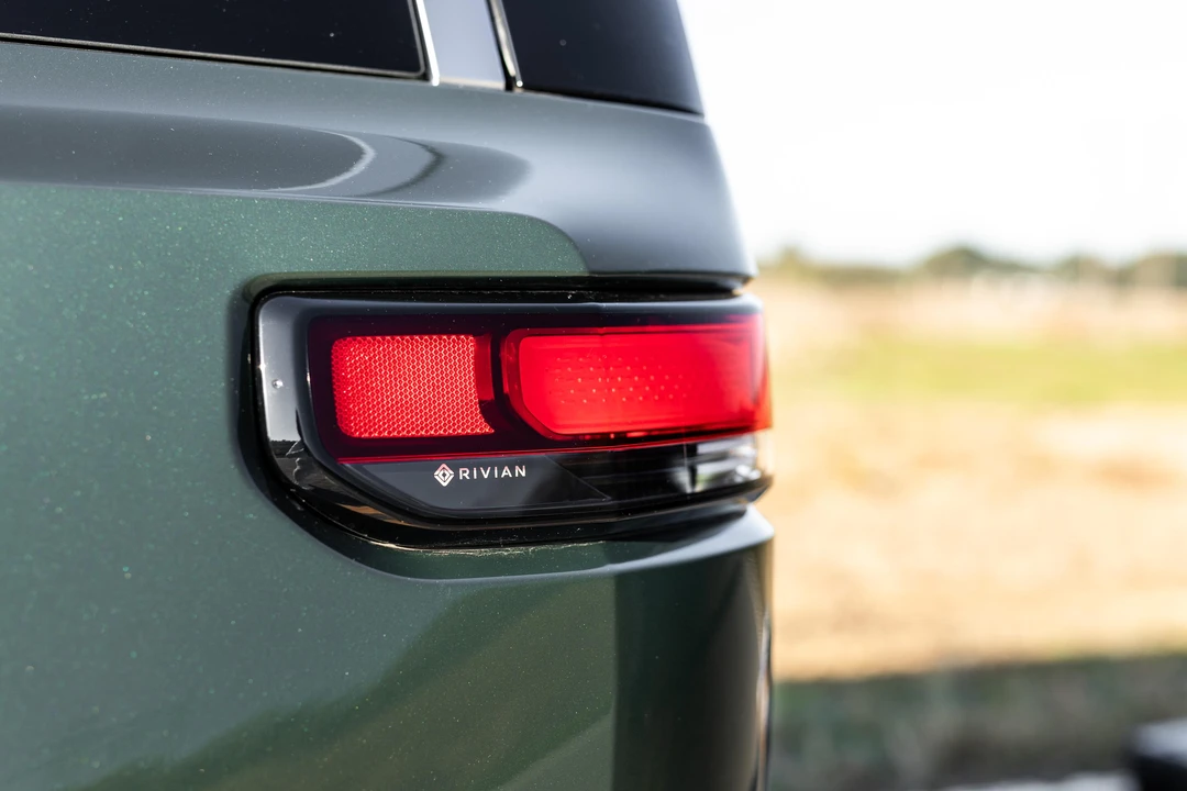 2023 Rivian R1S - Image 15 of 31