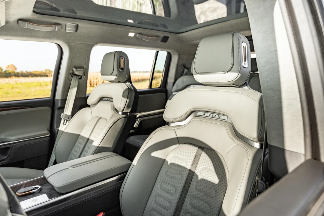 2023 Rivian R1S - Image 23 of 31