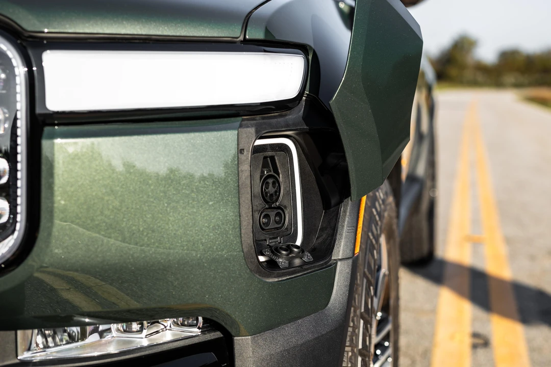 2023 Rivian R1S - Image 12 of 31