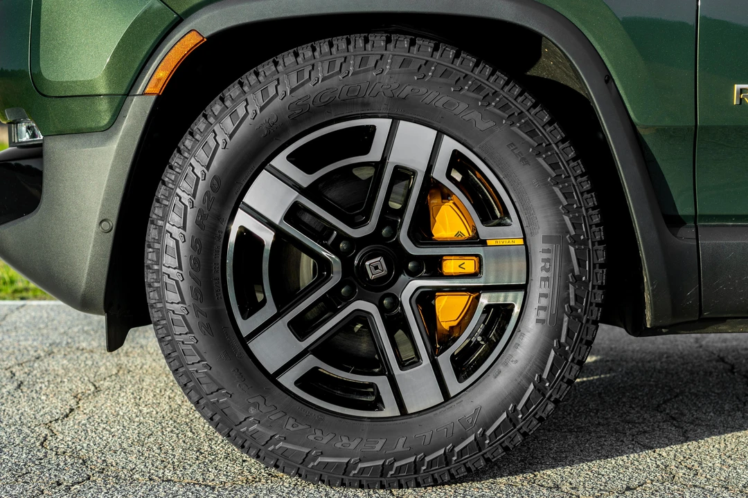 2023 Rivian R1S - Image 17 of 31