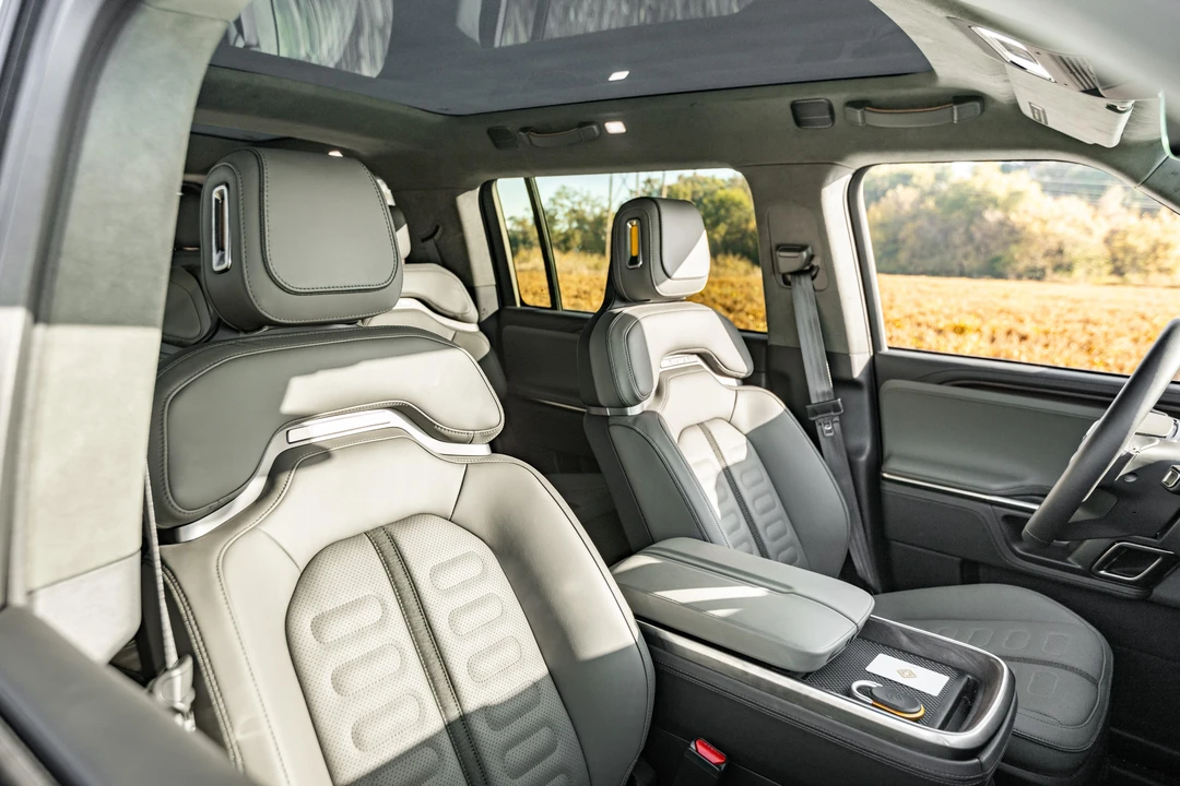 2023 Rivian R1S - Image 28 of 31