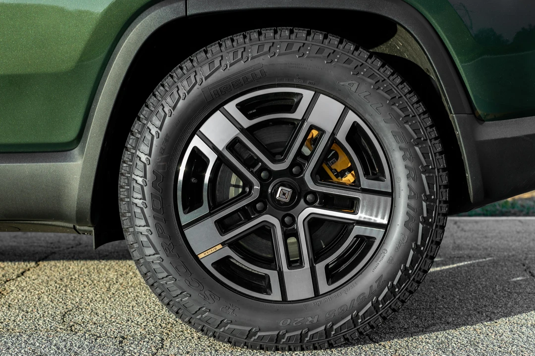 2023 Rivian R1S - Image 18 of 31