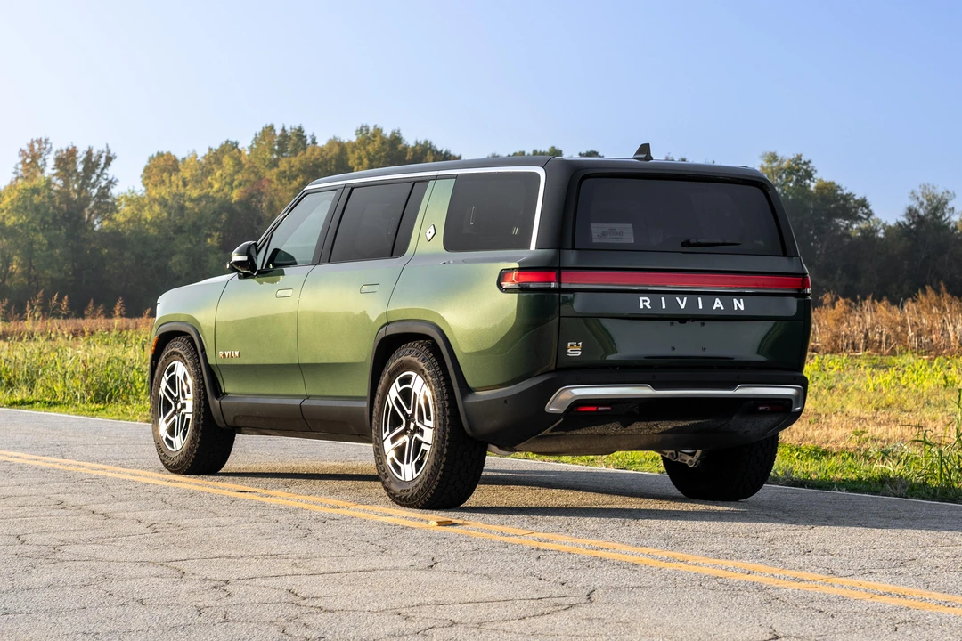 2023 Rivian R1S - Image 7 of 31