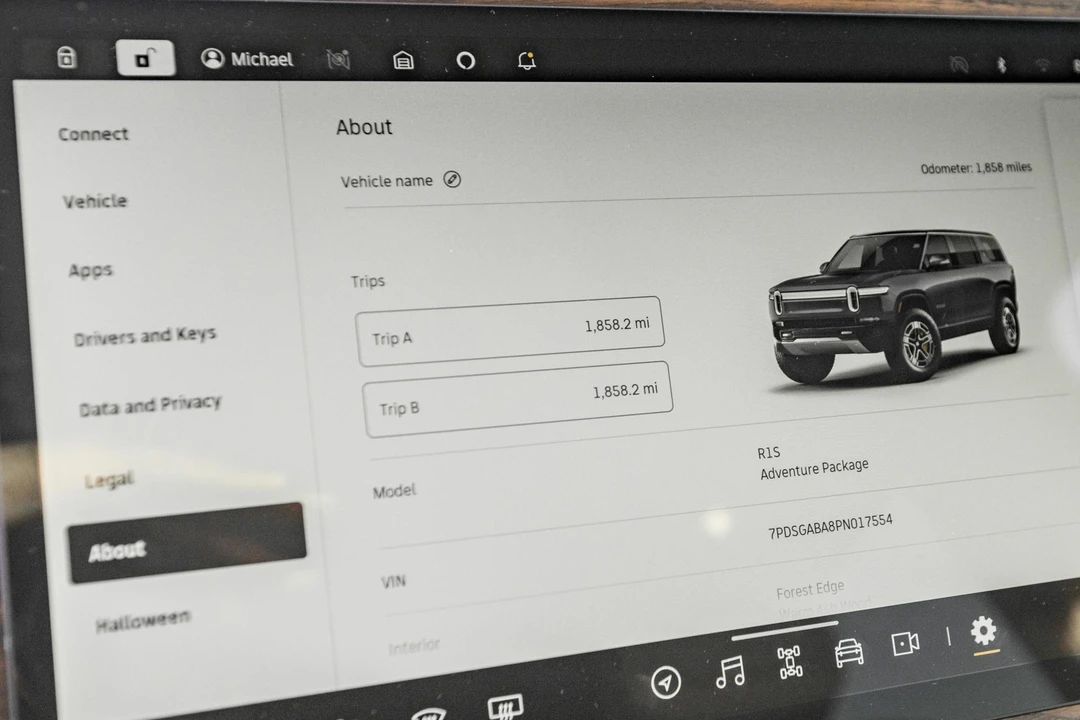 2023 Rivian R1S - Image 25 of 31