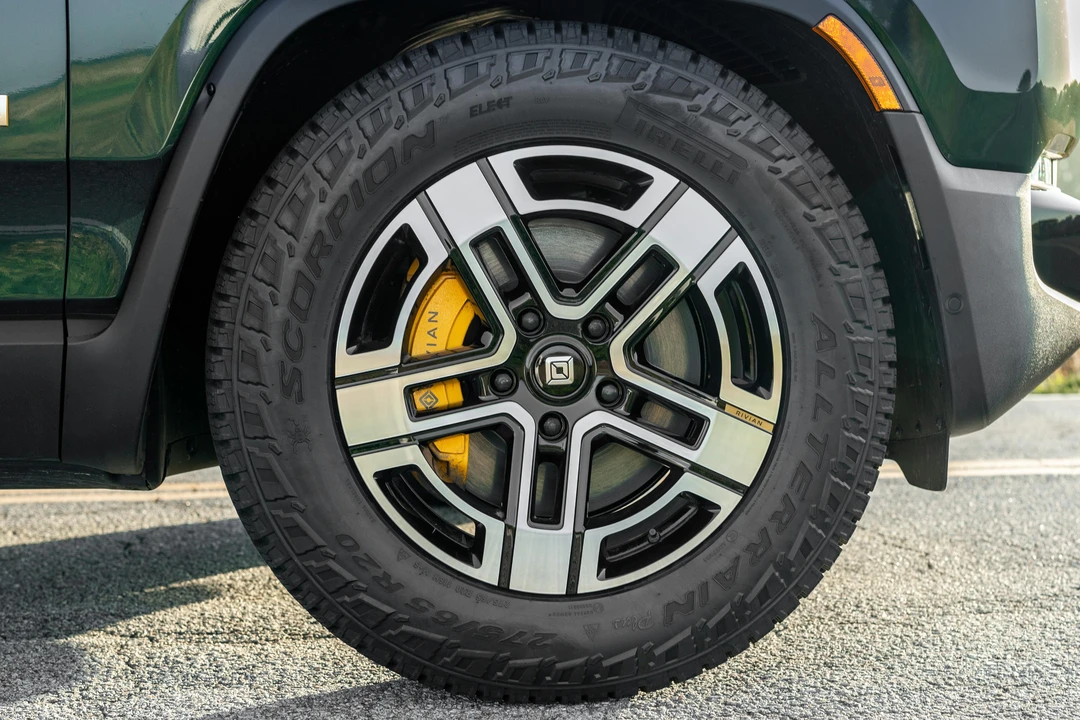 2023 Rivian R1S - Image 20 of 31