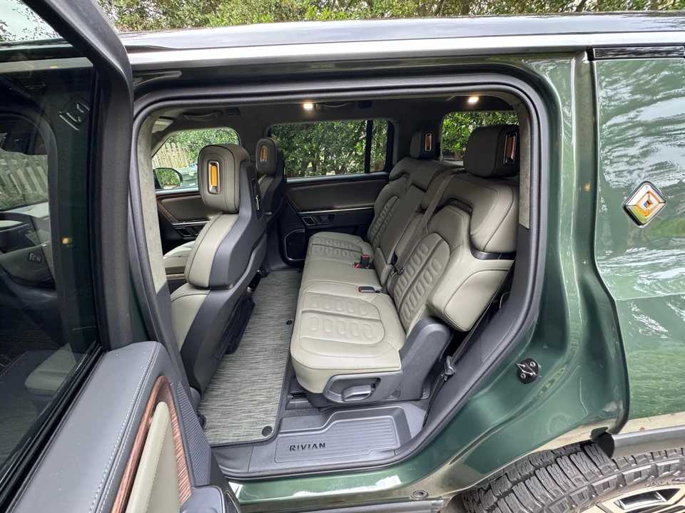 2023 Rivian R1S - Image 30 of 31