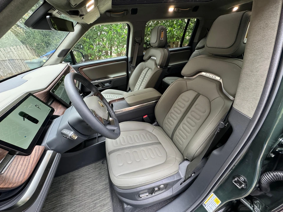 2023 Rivian R1S - Image 27 of 31