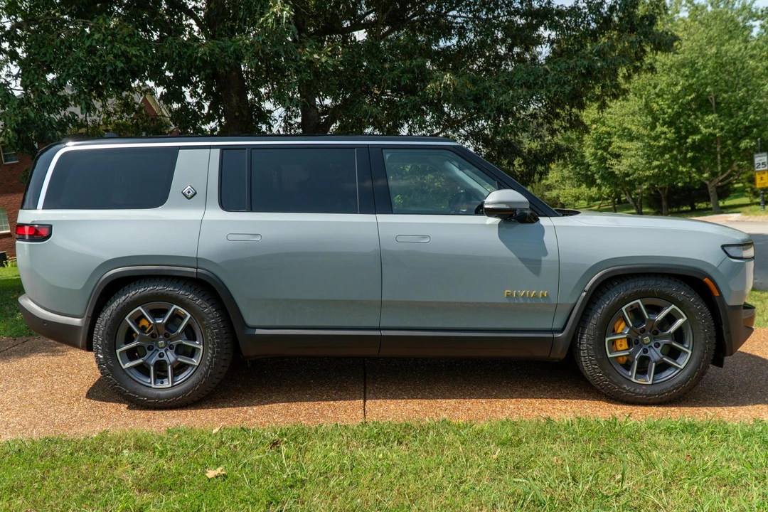 2023 Rivian R1S - Image 3 of 31