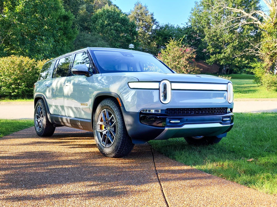 2023 Rivian R1S - Image 18 of 31