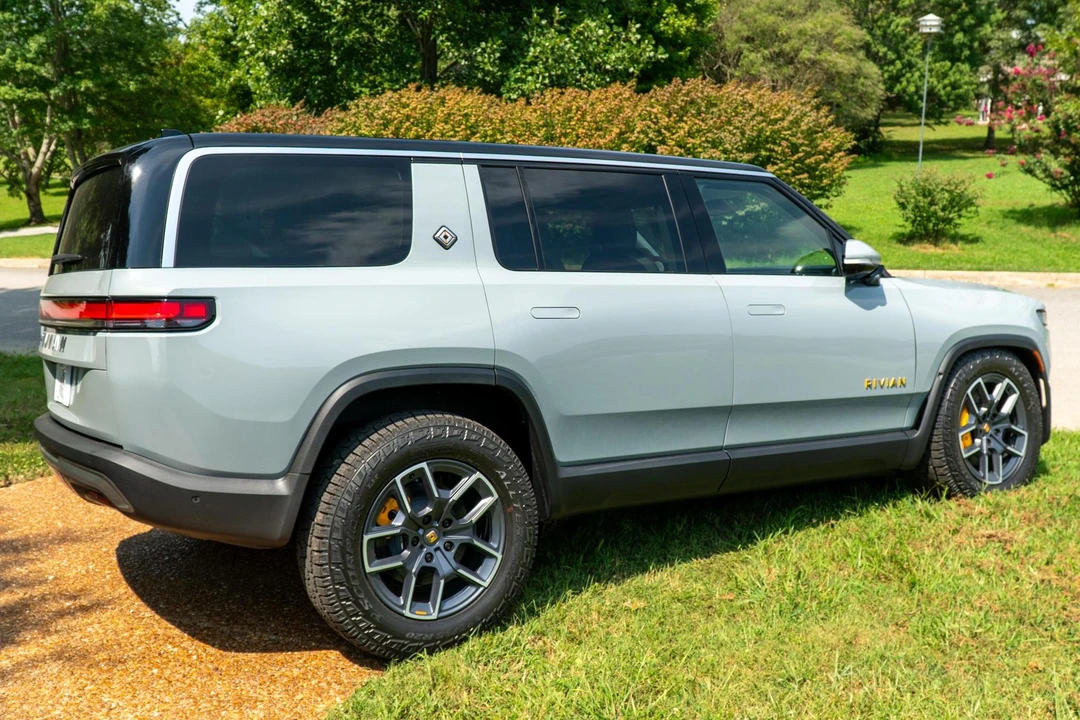 2023 Rivian R1S - Image 4 of 31