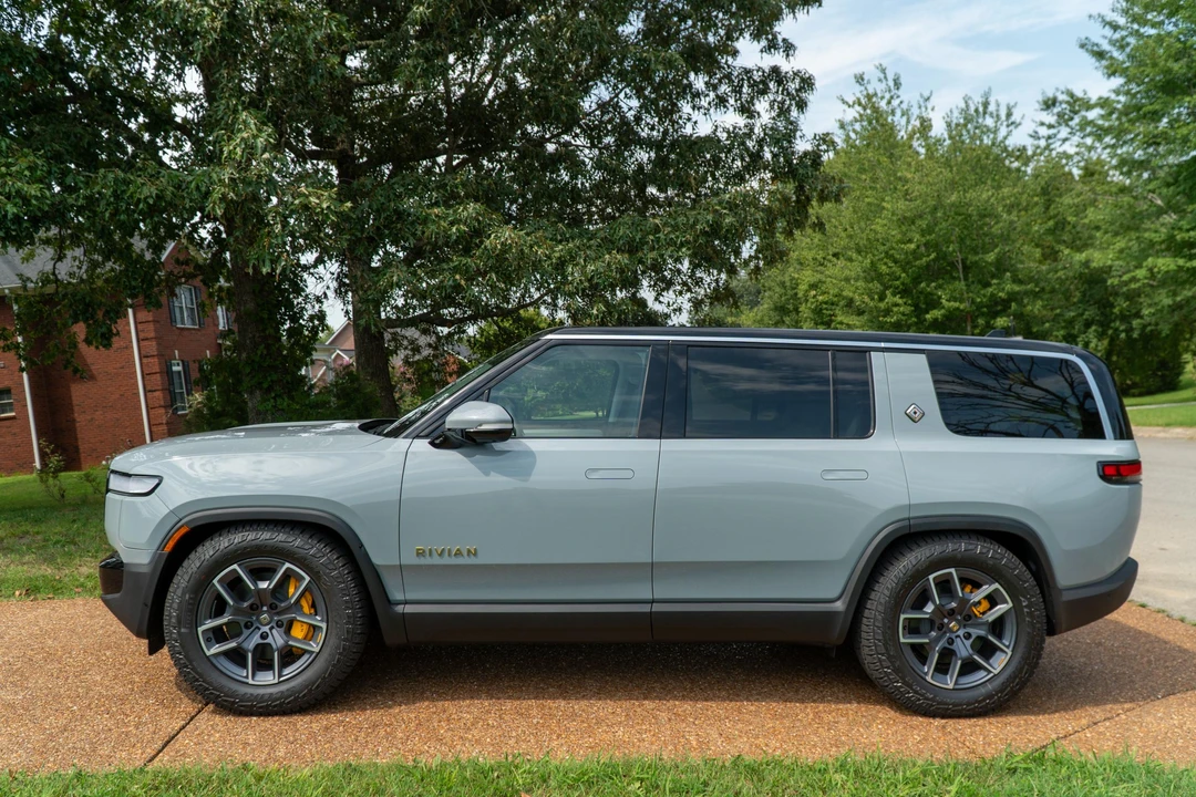 2023 Rivian R1S - Image 11 of 31