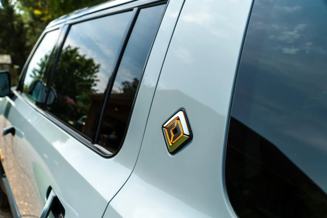 2023 Rivian R1S - Image 25 of 31