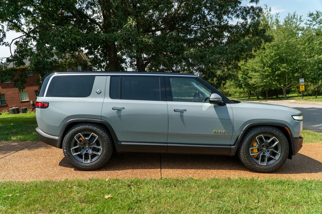 2023 Rivian R1S - Image 17 of 31