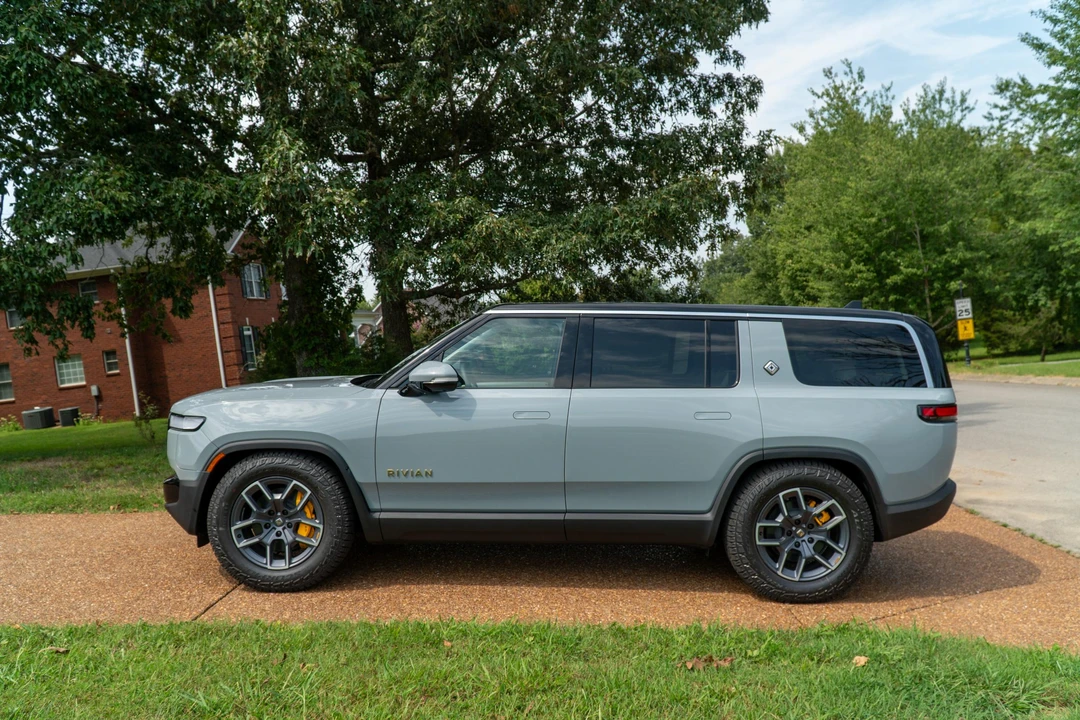 2023 Rivian R1S - Image 10 of 31
