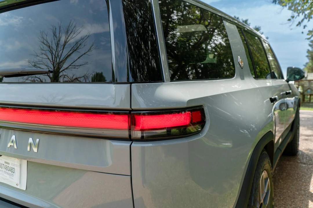 2023 Rivian R1S - Image 29 of 31