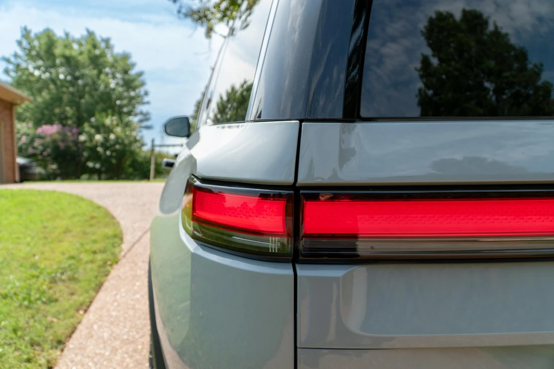 2023 Rivian R1S - Image 27 of 31