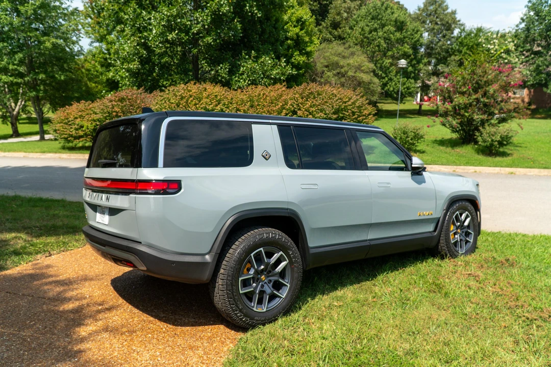 2023 Rivian R1S - Image 16 of 31