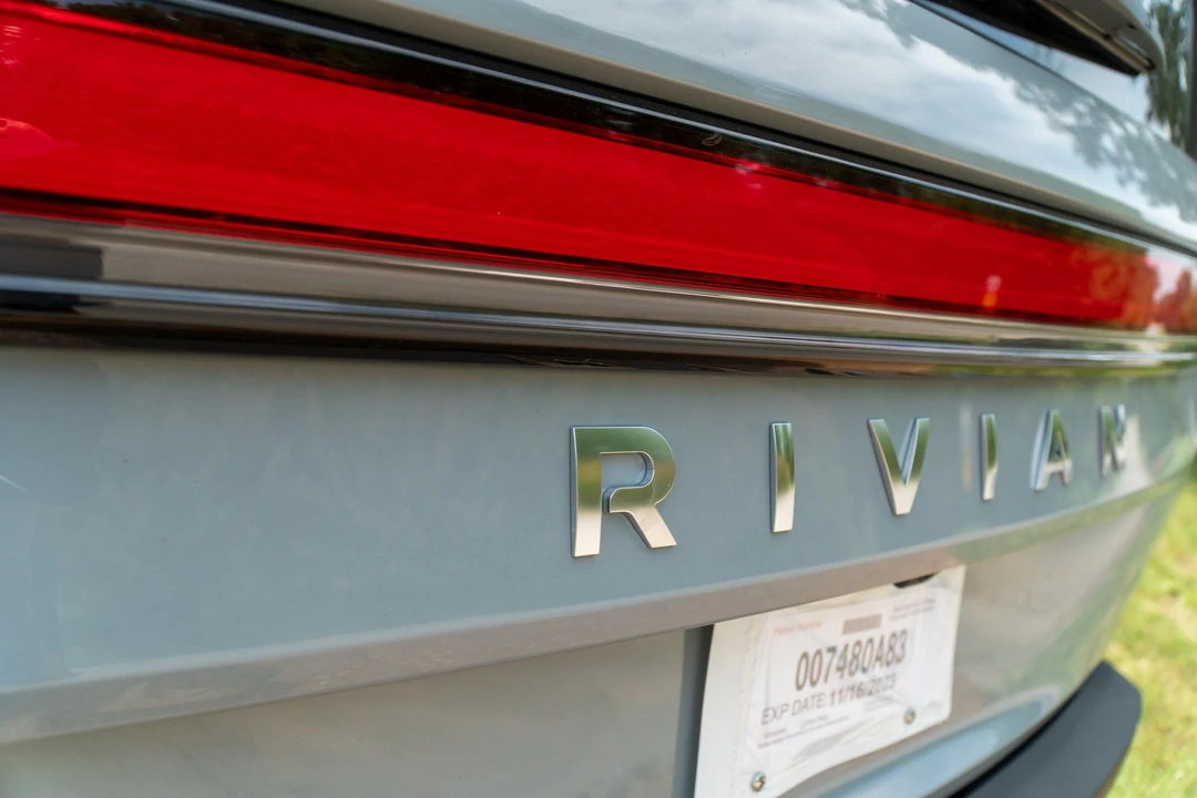 2023 Rivian R1S - Image 28 of 31
