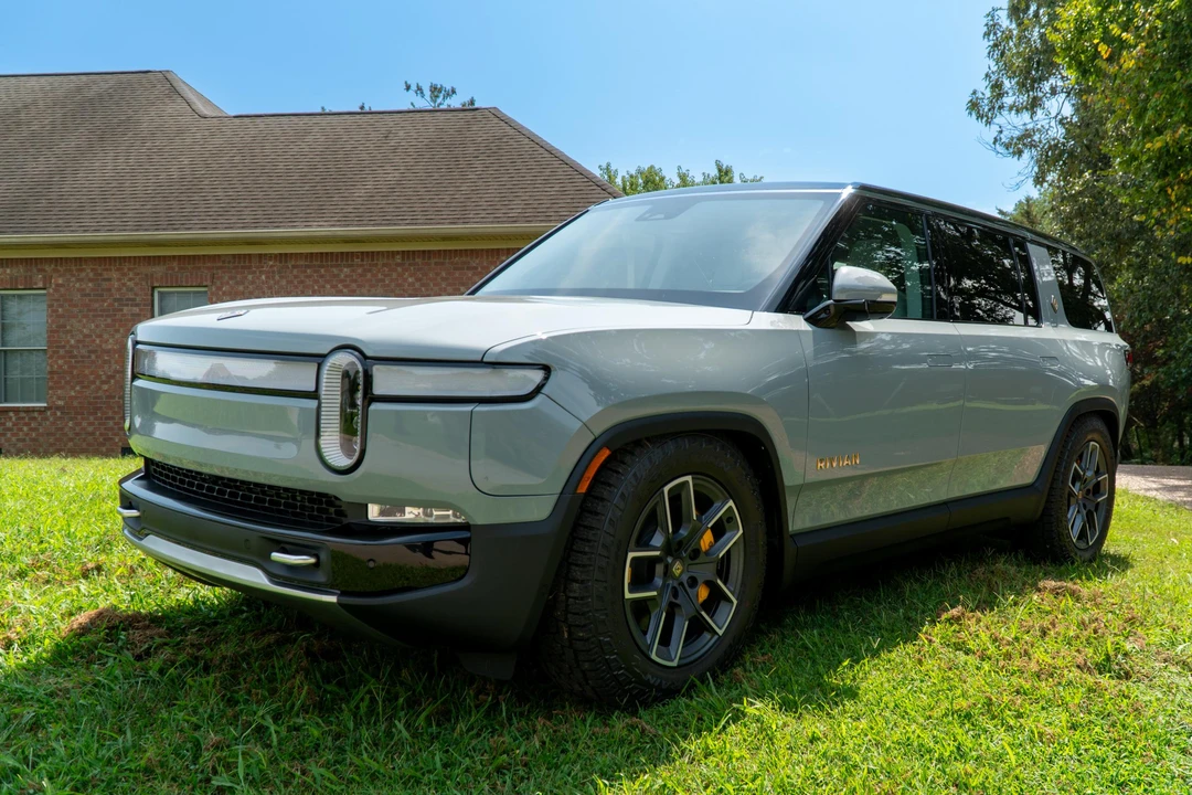 2023 Rivian R1S - Image 9 of 31