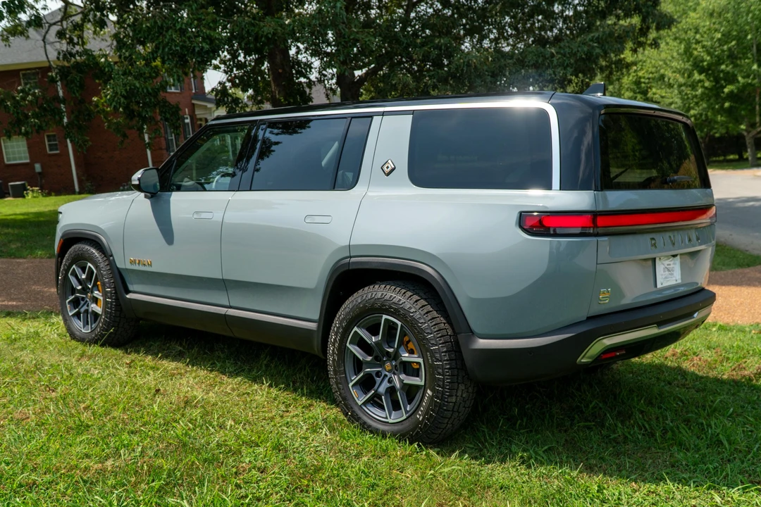 2023 Rivian R1S - Image 12 of 31