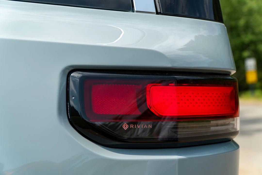 2023 Rivian R1S - Image 26 of 31