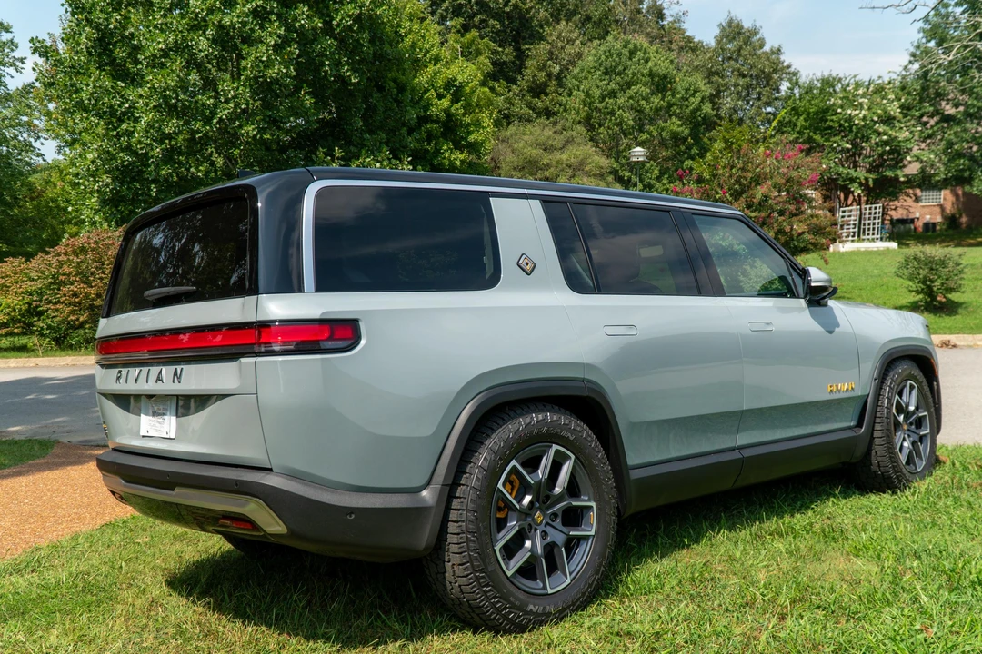 2023 Rivian R1S - Image 15 of 31