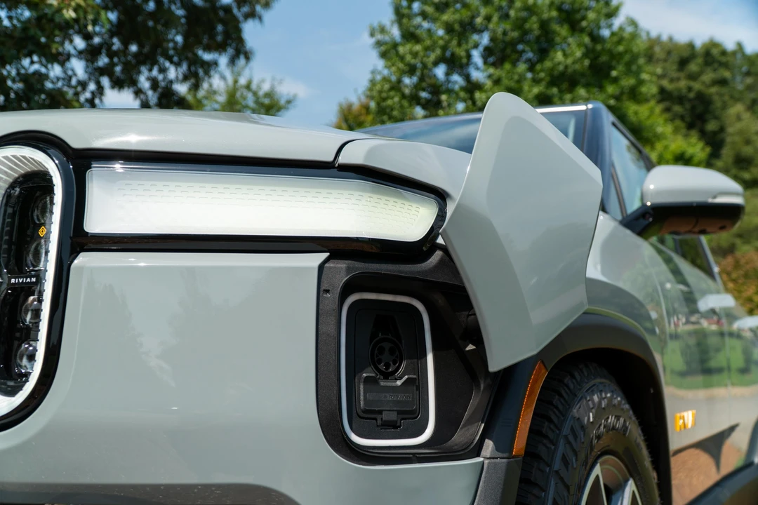 2023 Rivian R1S - Image 23 of 31