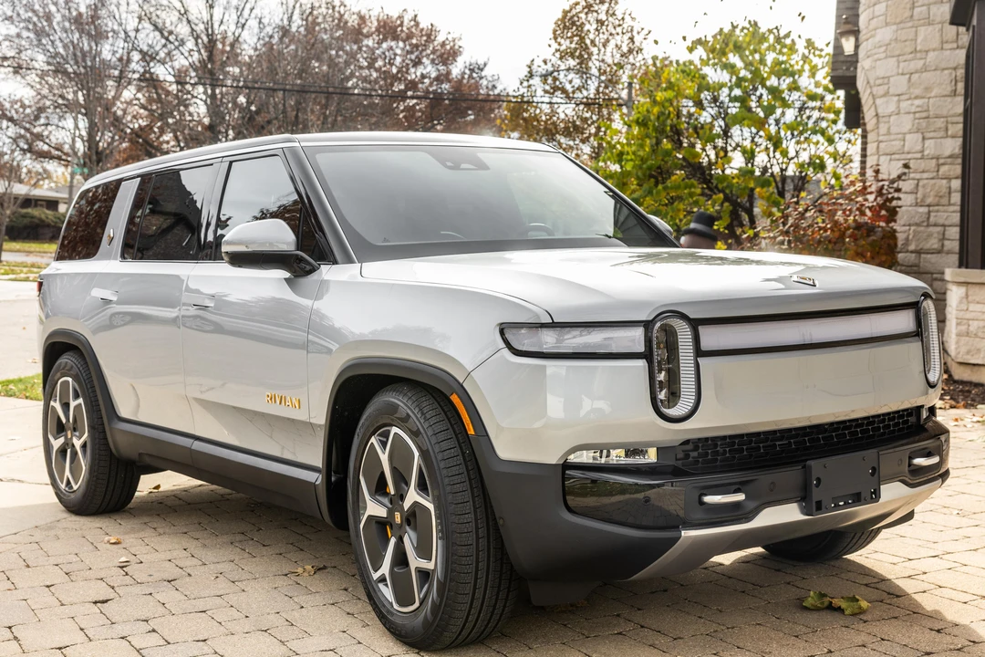 2023 Rivian R1S - Image 8 of 31