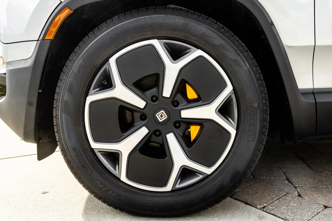 2023 Rivian R1S - Image 29 of 31