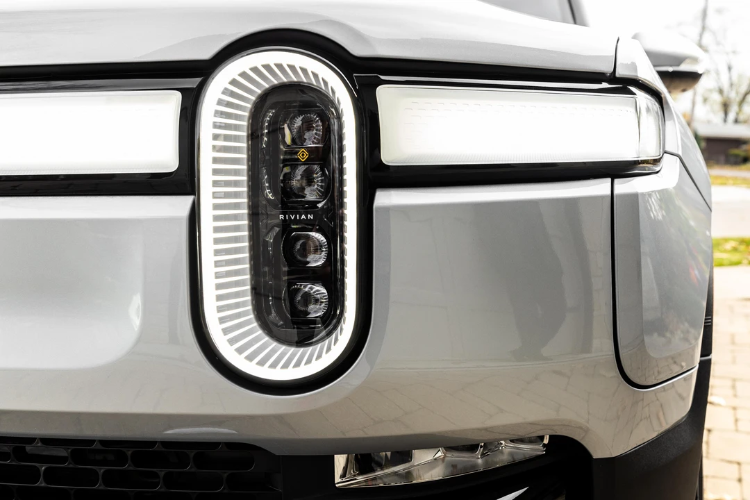 2023 Rivian R1S - Image 10 of 31