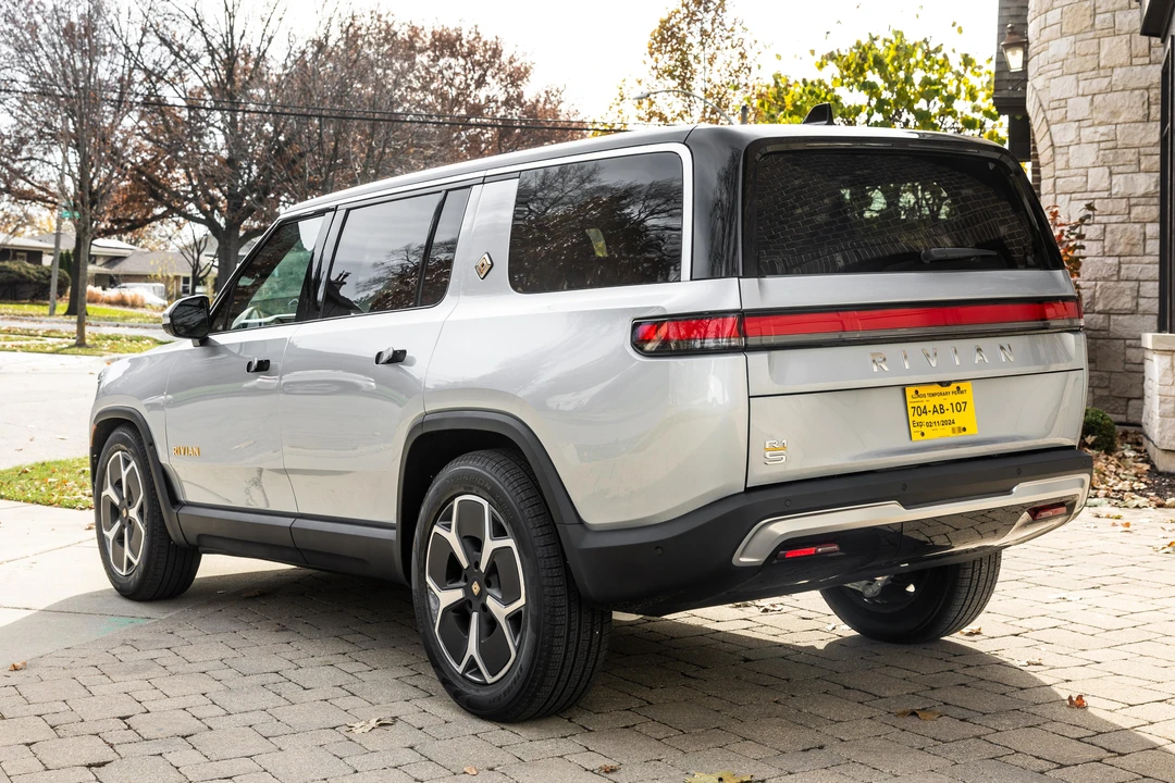 2023 Rivian R1S - Image 7 of 31