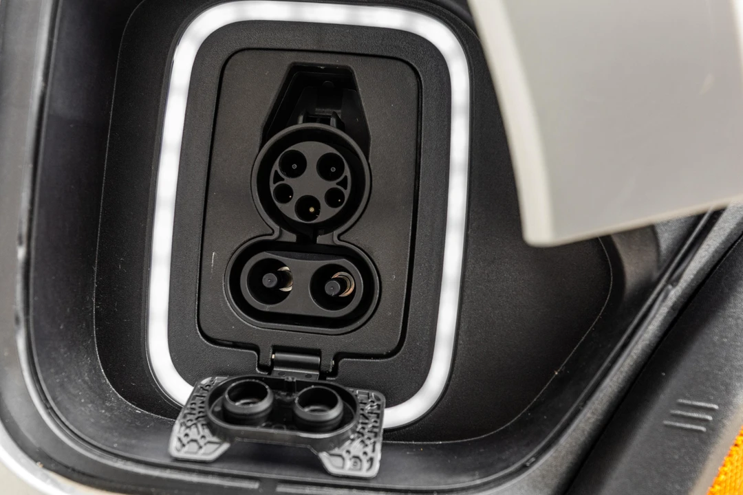 2023 Rivian R1S - Image 12 of 31
