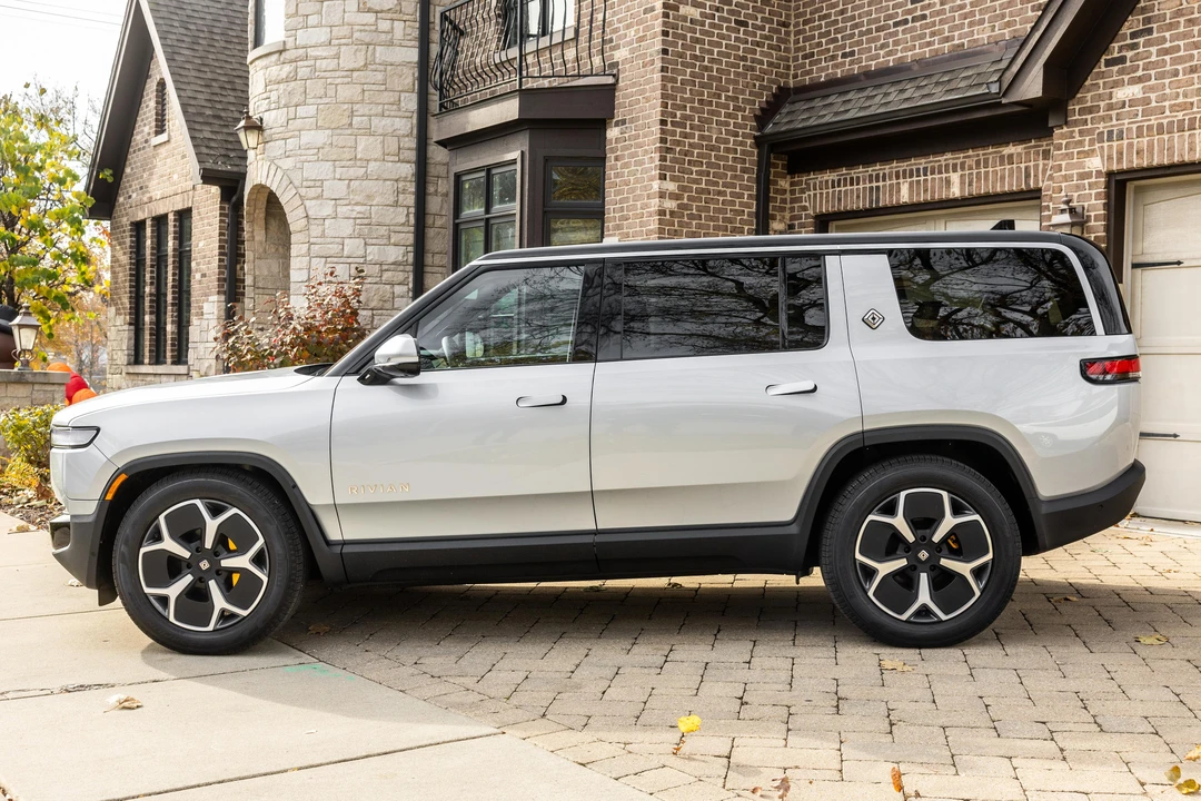 2023 Rivian R1S - Image 6 of 31