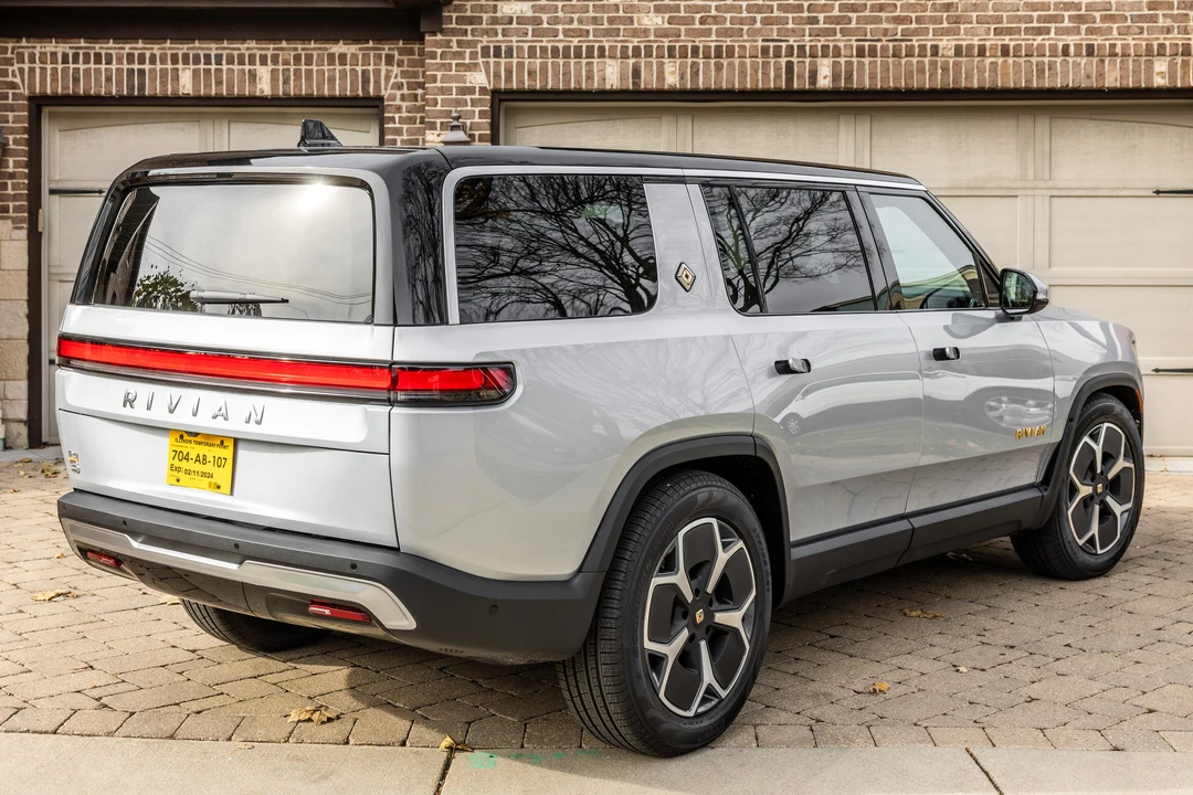 2023 Rivian R1S - Image 4 of 31