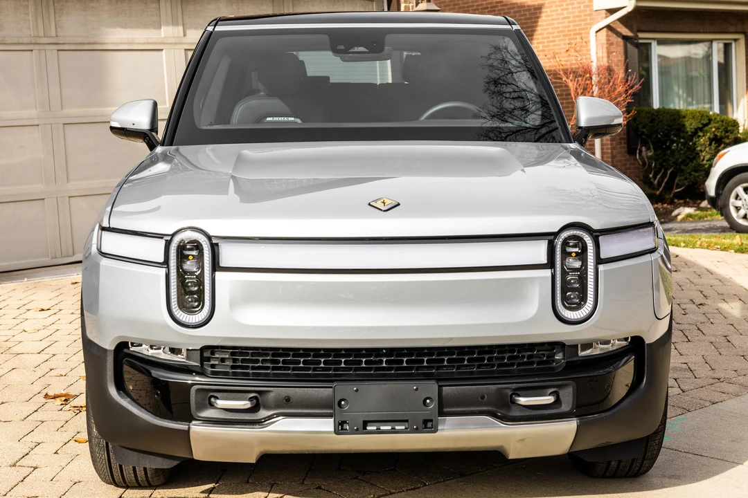 2023 Rivian R1S - Image 2 of 31