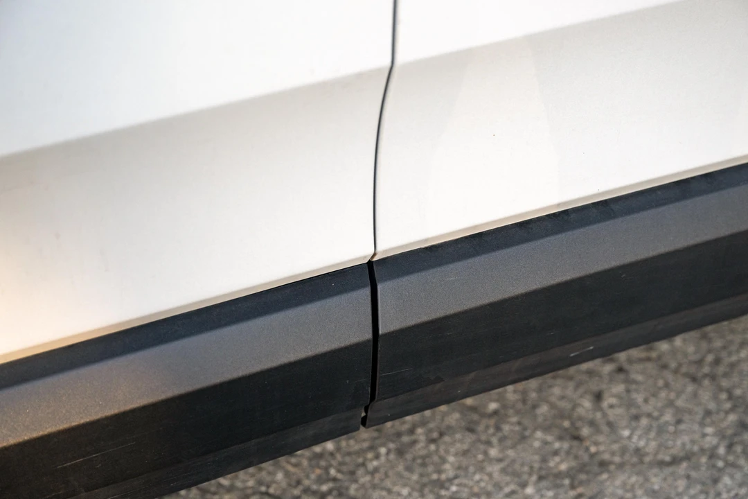 2023 Rivian R1S - Image 28 of 31