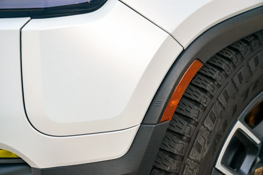 2023 Rivian R1S - Image 16 of 31