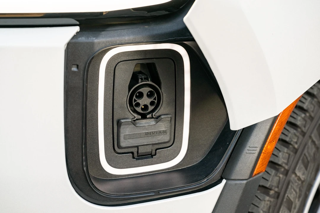 2023 Rivian R1S - Image 18 of 31
