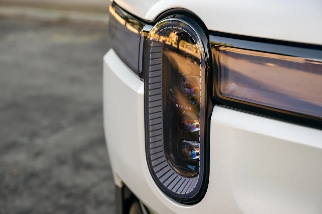 2023 Rivian R1S - Image 10 of 31