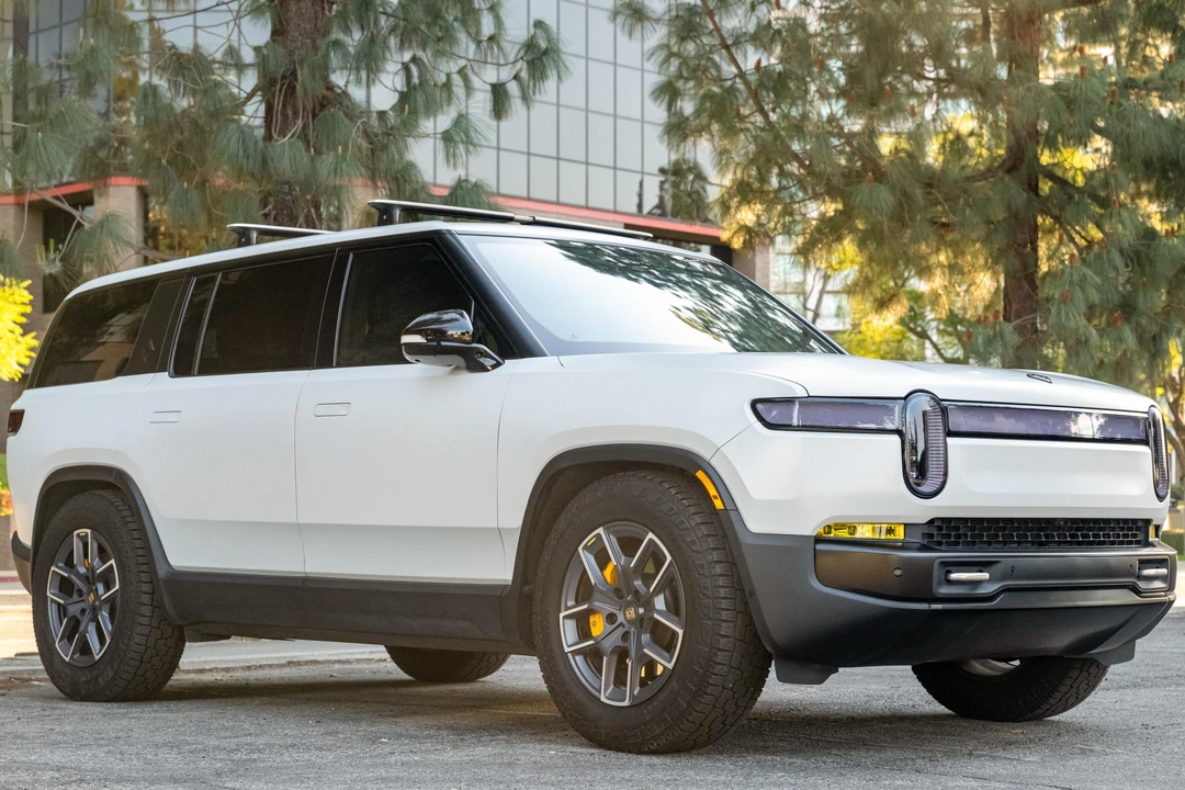 2023 Rivian R1S - Image 9 of 31