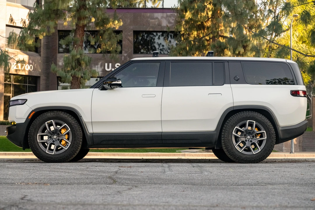 2023 Rivian R1S - Image 7 of 31