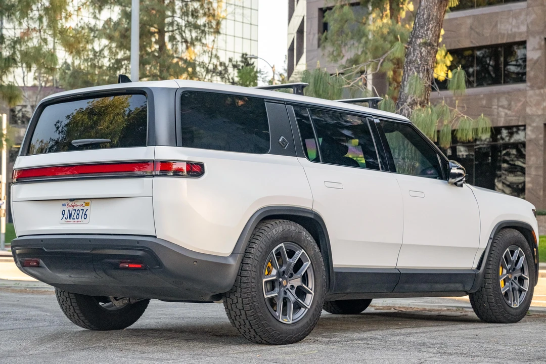 2023 Rivian R1S - Image 8 of 31