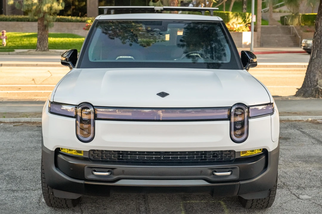 2023 Rivian R1S - Image 2 of 31