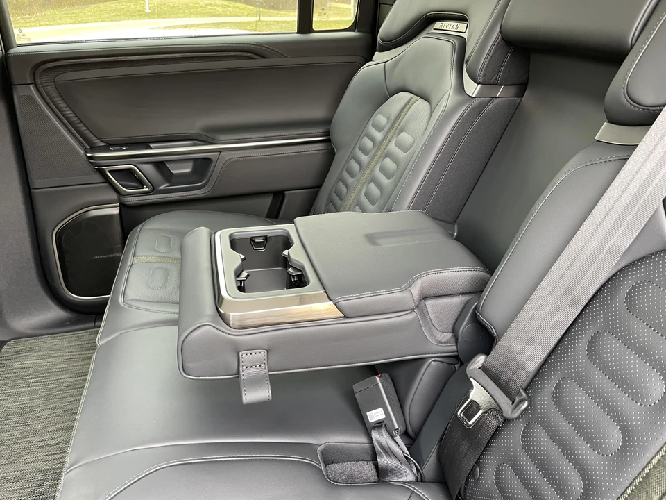 2023 Rivian R1S - Image 25 of 31