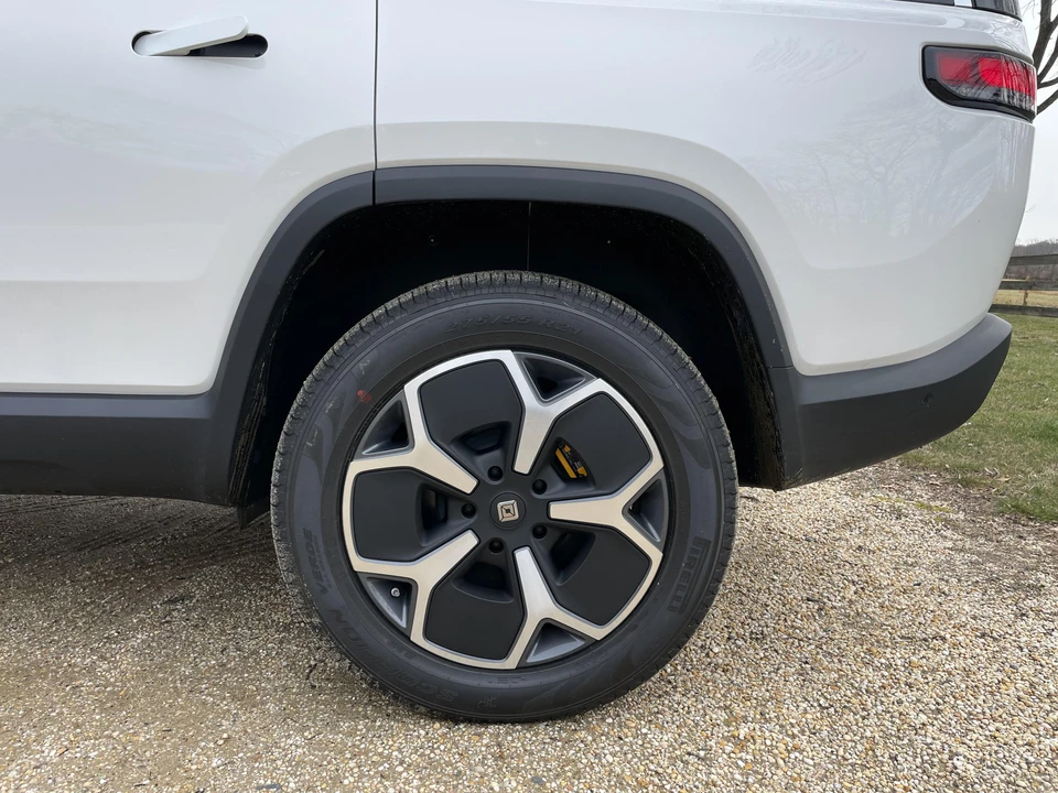 2023 Rivian R1S - Image 17 of 31